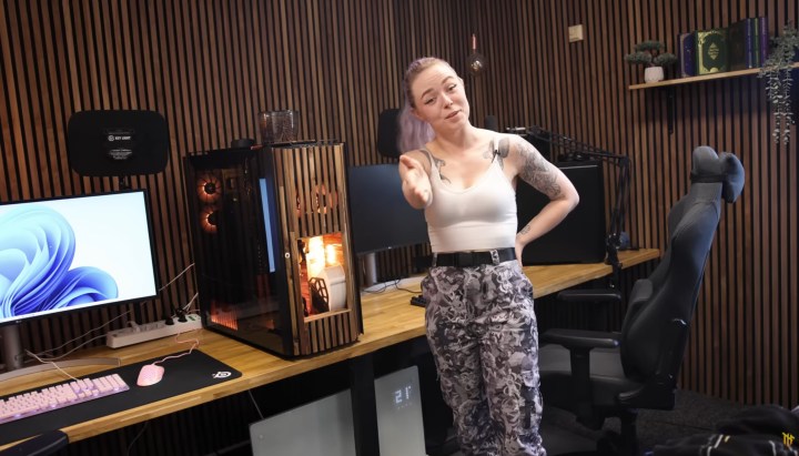 Eine Frau steht neben einem speziell angefertigten Gaming-PC mit einer Kaffeemaschine darin.