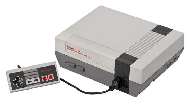 Nintendo Entertainment System mit Controller.