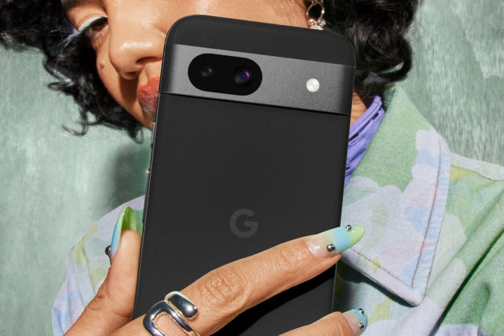 Ein Foto von jemandem, der das Google Pixel 8a in der Hand hält.