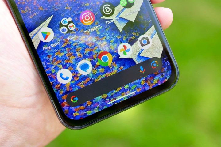 Die Einfassungen des Google Pixel 8a am unteren Bildschirmrand.