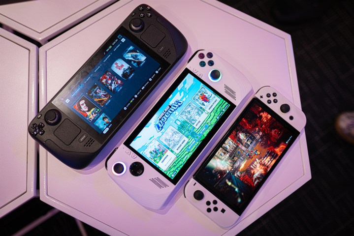 Ein Steam Deck, ein Asus ROG Ally und ein Nintendo Switch OLED stehen auf einem Tisch.