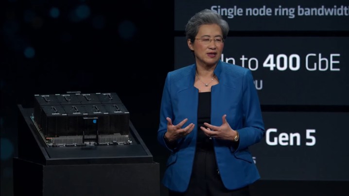 Der CEO von AMD präsentiert die MI300X AI GPU.