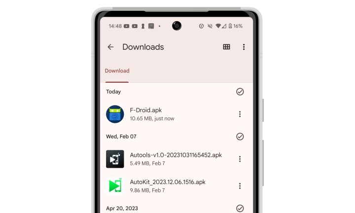 Android 14-App „Dateien von Google“ zeigt eine Liste der APK-Dateien im Ordner „Downloads“. 