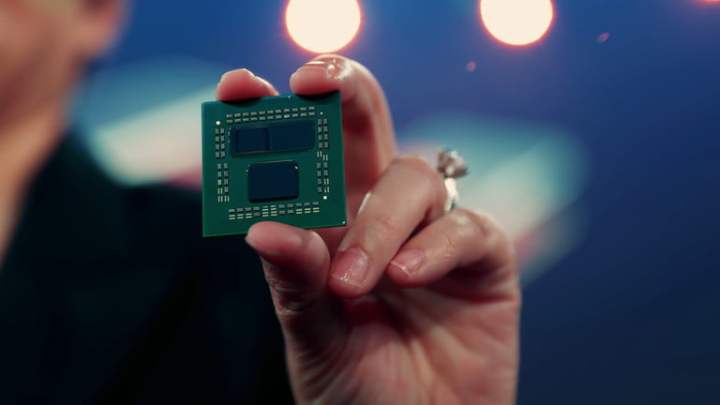AMD-CEO hält 3D V-Cache-CPU.