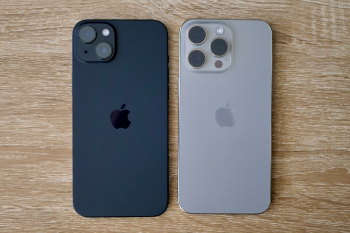 Apple iPhone 15 Plus und Apple iPhone 15 Pro Max von der Rückseite gesehen.