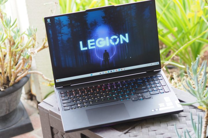 Lenovo Legion Pro 7i auf einer Schreibtischoberfläche im Freien.