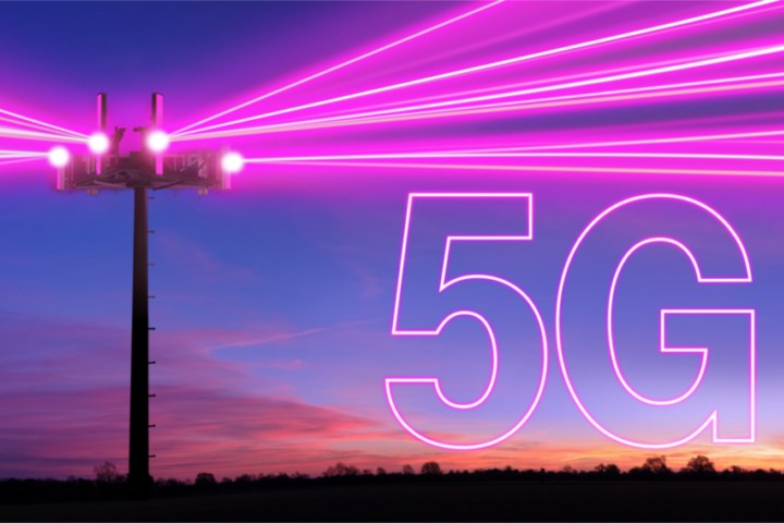 Ein Mobilfunkmast sendet rosa Strahlen aus, daneben steht ein 5G-Logo.