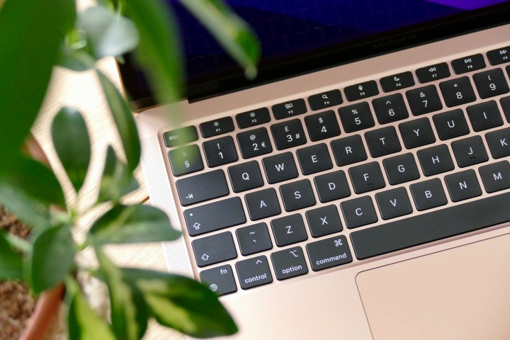 Eine Nahaufnahme der Tastatur des goldenen MacBook Air M1.