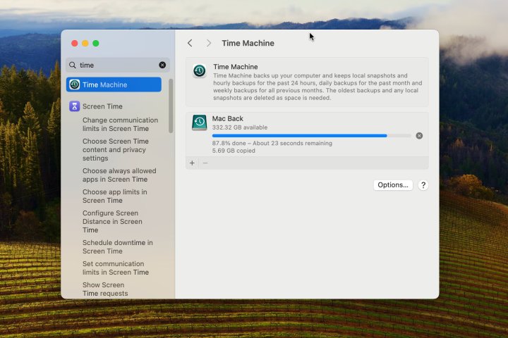 Die Time Machine-Einstellungen sind auf einem MacBook Air mit einer externen SSD geöffnet.