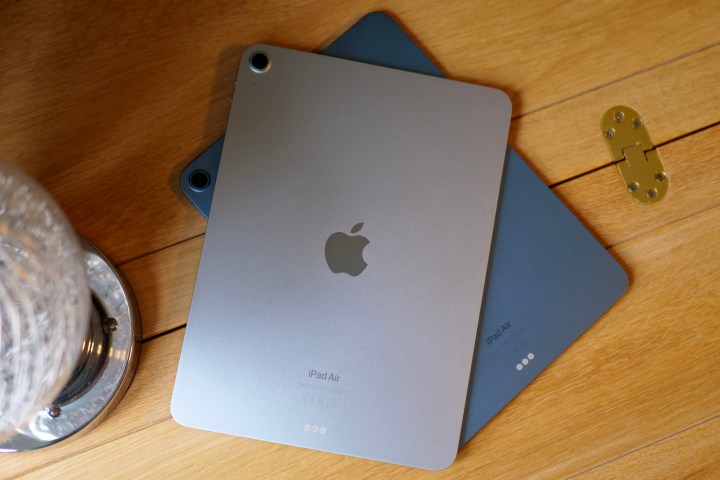 Die Rückseite der iPad Air-Modelle M2 und M1.