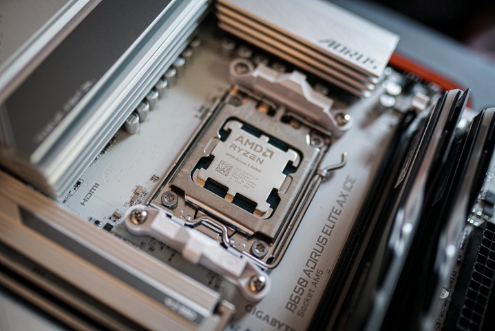 Die AMD Ryzen 5 8600G APU ist auf einem Motherboard installiert.