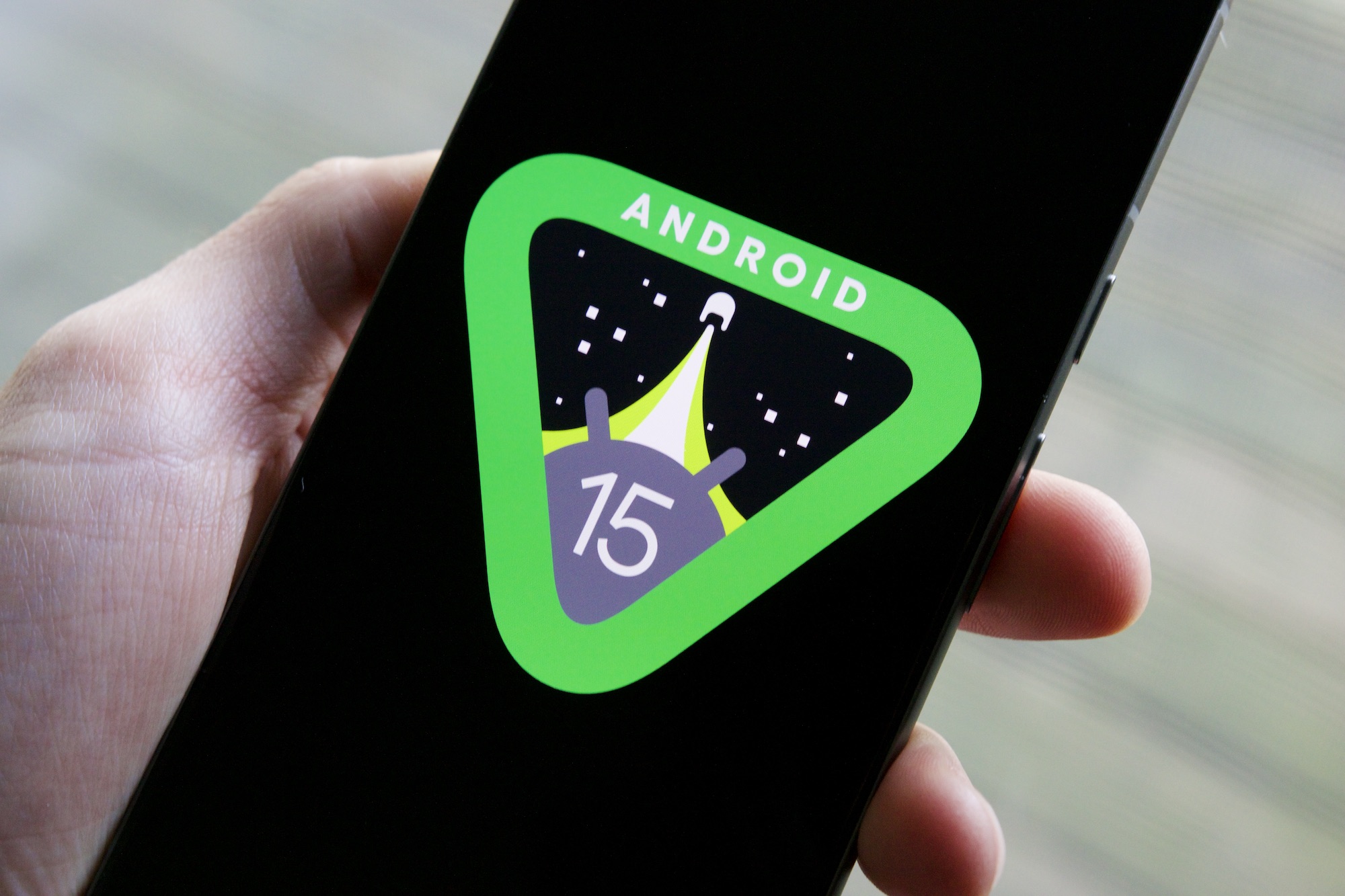 Android 15-Logo auf einem Google Pixel 8.