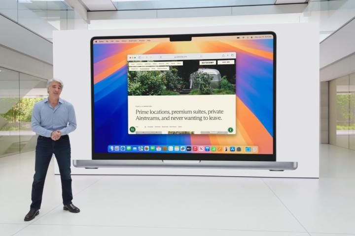 Craig Federighi von Apple stellt auf der Worldwide Developers Conference (WWDC) im Jahr 2024 die Fensterkachelung in macOS Sequoia vor.