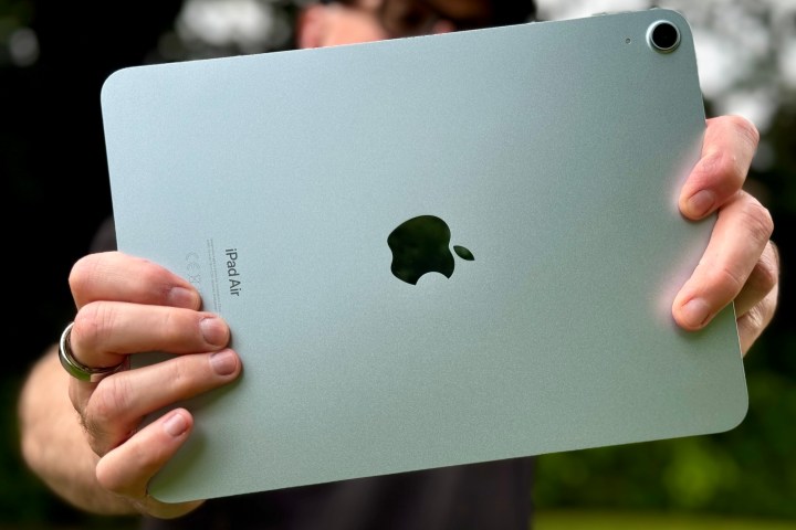 Eine Person hält das iPad Air (2024) und macht ein Foto.