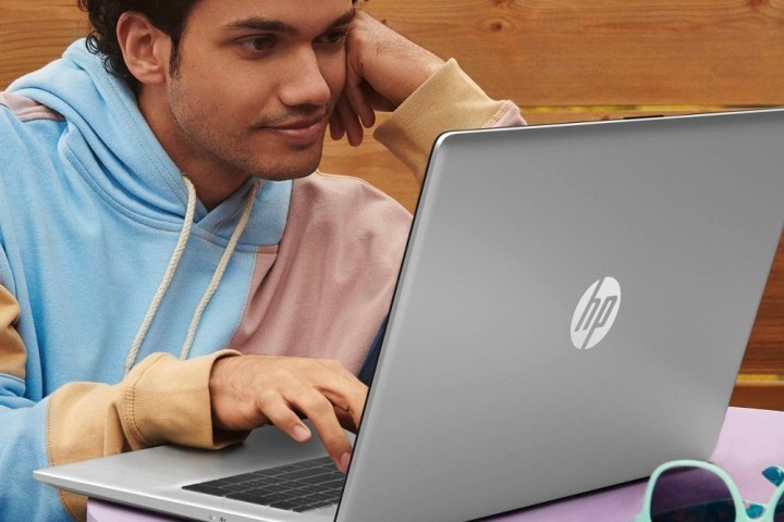 Ein Mann benutzt den HP Laptop 17.
