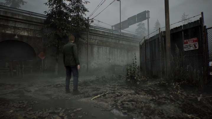 James steht allein in den nebligen Straßen von Silent Hill.