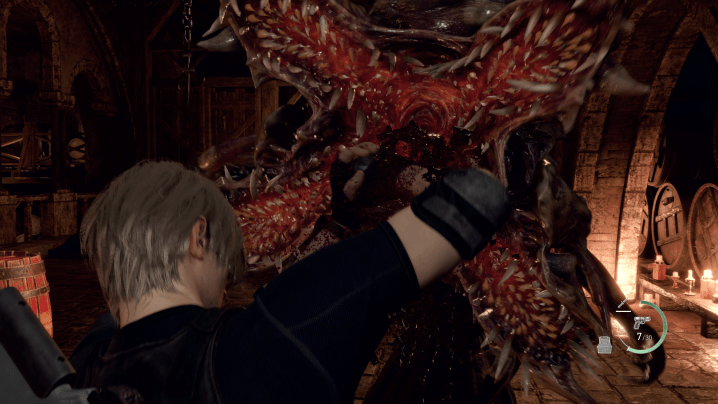 Leon bekämpft im Remake von Resident Evil 4 einen Parasiten.