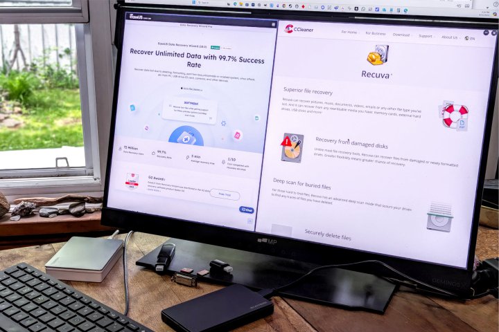 Ein Foto von EaseUS Data Recovery Wizard Pro und Recuva Professional nebeneinander auf einem PC-Monitor.