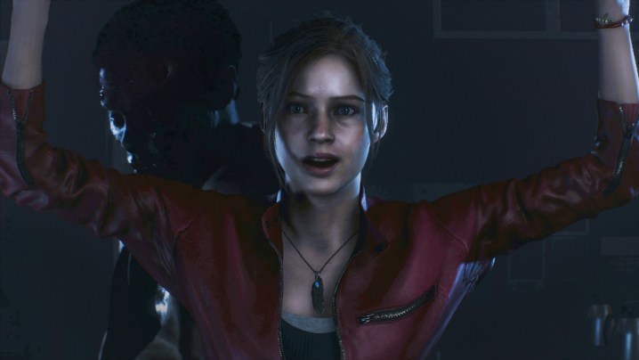 Claire öffnet im Remake von Resident Evil 2 eine Tür.