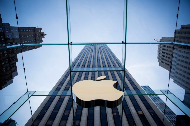 Das Apple-Logo wird am 17. Juni 2015 im Apple Store auf der Fifth Avenue in New York City angezeigt