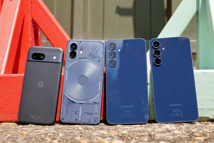 Das Google Pixel 8a, das Nothing Phone 2, das Samsung Galaxy A35 und das Samsung Galaxy A55.