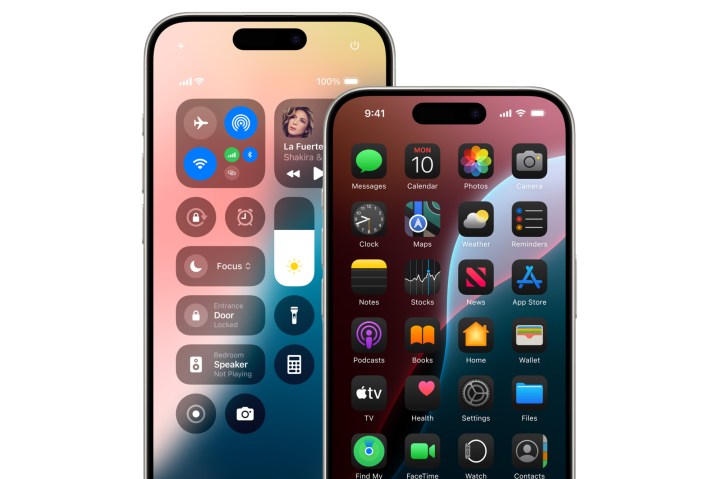 Zwei iPhones mit iOS 18.