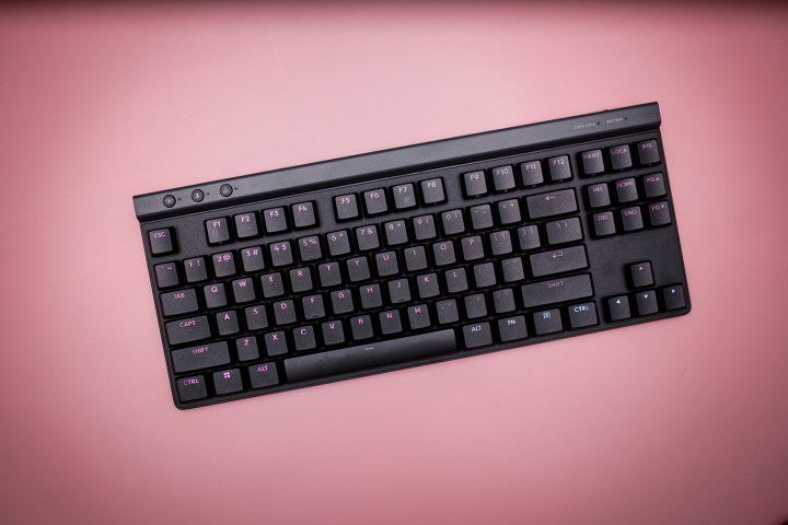 Die Logitech G515-Tastatur auf rosa Hintergrund.