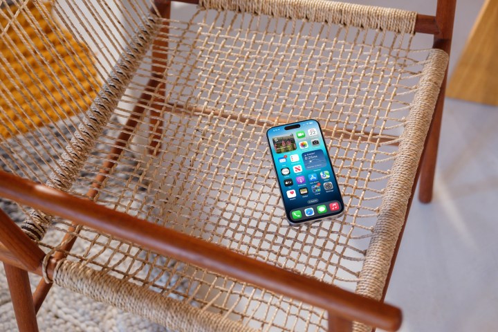 Ein iPhone auf einem Stuhl.