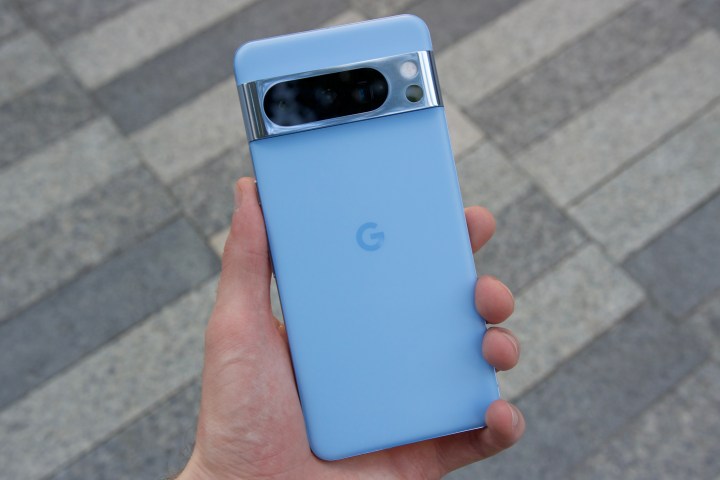 Jemand hält das blau-weiße Google Pixel 8 Pro.