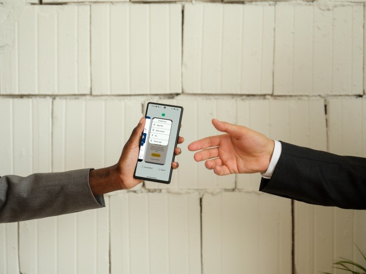 App-Pinning auf Android zeigt an, dass das Telefon zwischen zwei Personen weitergegeben wird.