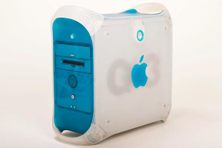 Der Apple Power Mac G3 in Blau und Weiß vor weißem Hintergrund.