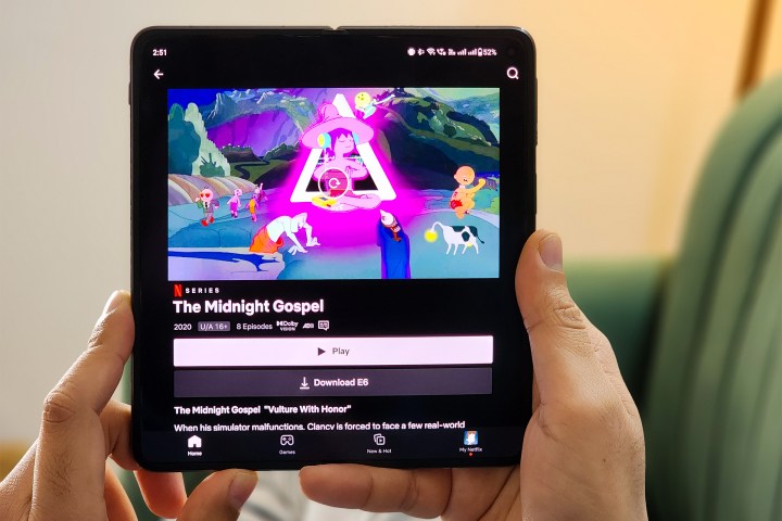 OnePlus Open mit Dolby Vision-Unterstützung für die Netflix-Serie „Midnight Gospel“.