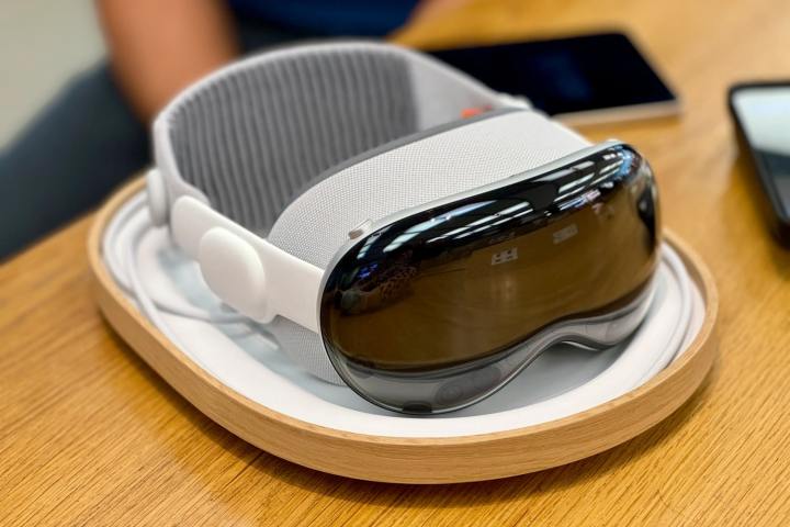 Eine Apple Vision Pro-Demoeinheit auf einem Schreibtisch in einem Apple Store.
