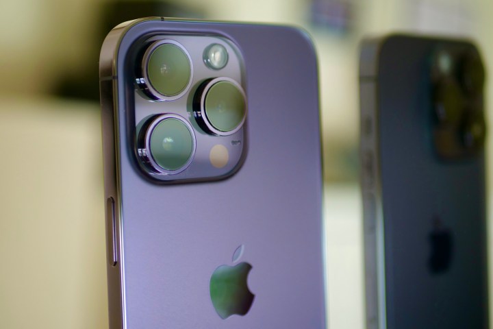 Eine Nahaufnahme des Kameramoduls des iPhone 14 Pro.