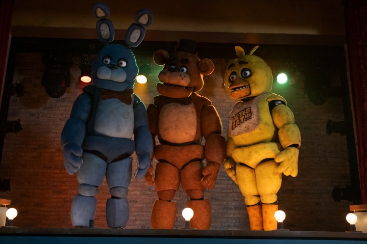 Bonnie, Freddy und Chica stehen in Five Nights at Freddy's zusammen auf einer Bühne.