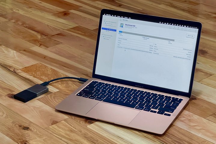 Bei einem MacBook Air in Roségold ist das Festplatten-Dienstprogramm geöffnet und ein externes Laufwerk angeschlossen.