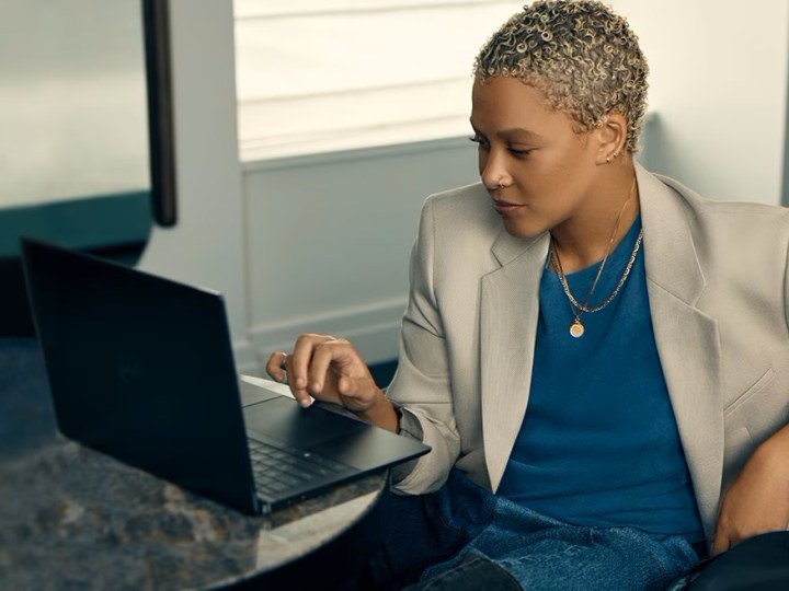 Dell Homepage: Frau arbeitet am Laptop für Dell-Angebote für den Sommer