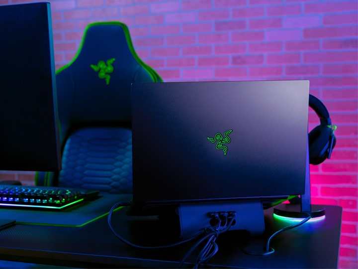 Razer Blade Gaming-Laptop auf dem Schreibtisch, vorgestelltes Bild für die besten Razer-Angebote für Juni
