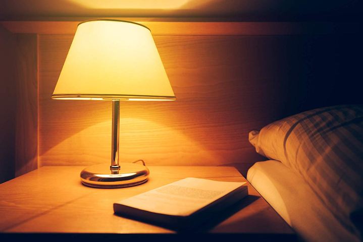Die Harth Sleep-Shift-Glühbirne leuchtet neben einem Bett.