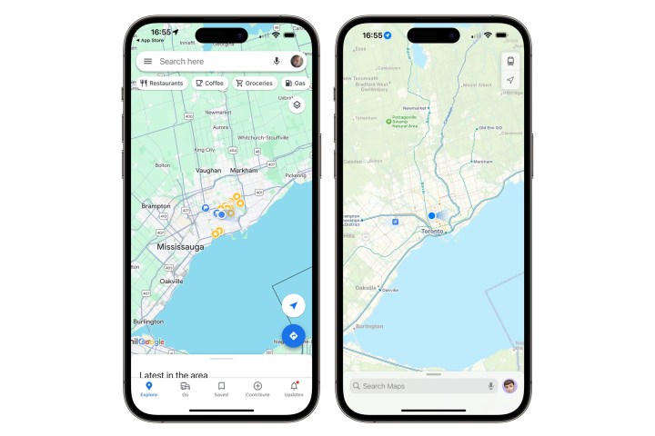 Zwei iPhones zeigen einen Vergleich zwischen Google Maps und Apple Maps.